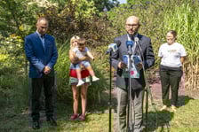 <p>Kierowca MPK uratował duszące się dziecko. Do bohaterskiej akcji doszło w niedzielę, 18 sierpnia, przy placu Jana Pawła II we Wrocławiu. Na zdjęciu prezez MPK Witold Woźny i uratowany chłopiec z mamą. Pierwszy od lewej - bohaterski kierowca</p>
